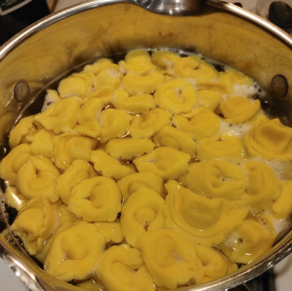 CHEESY TORTELLINI PASTA SKILLET