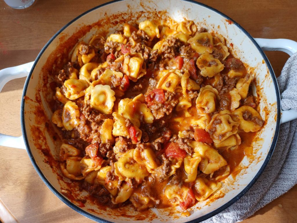 CHEESY TORTELLINI PASTA SKILLET