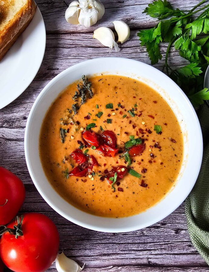 Rich and Creamy Roasted Tomato Garlic Soup