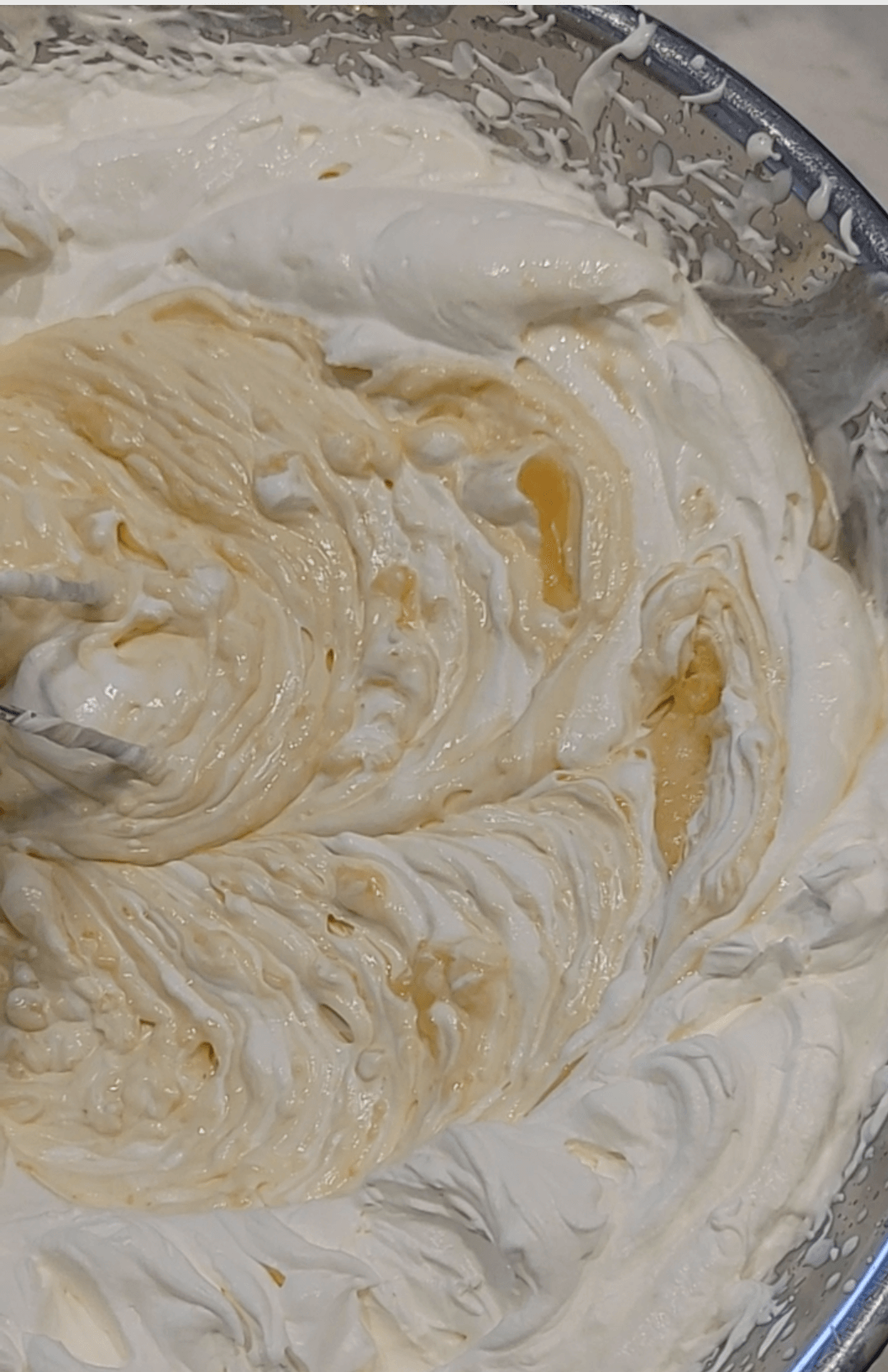 MIXING PUDDING WITH THE WIPE CREAM