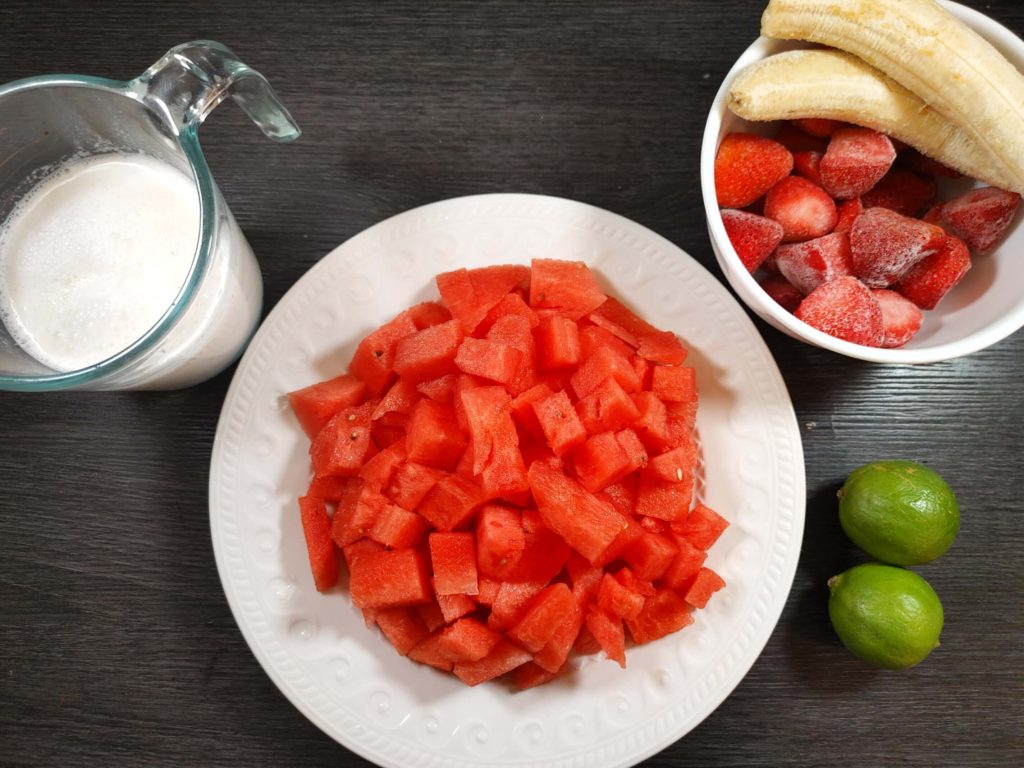 INGREDIENTS TO MAKE THE SMOOTHIE