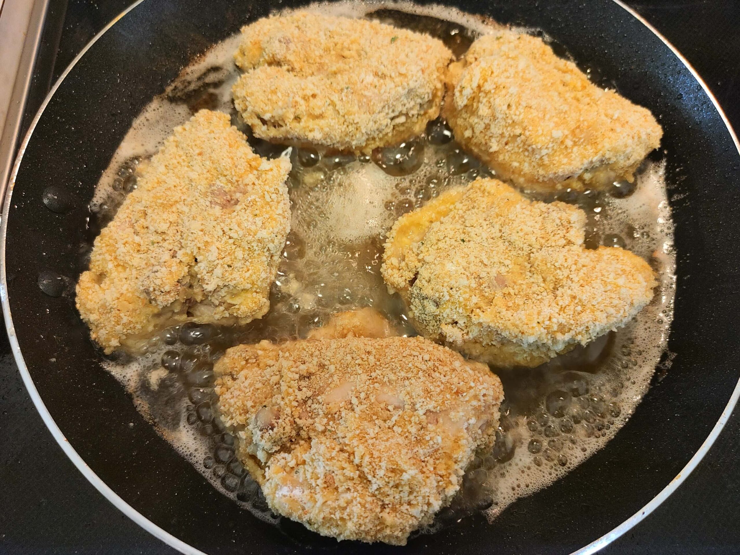 FRYING CHICKEN IN OIL