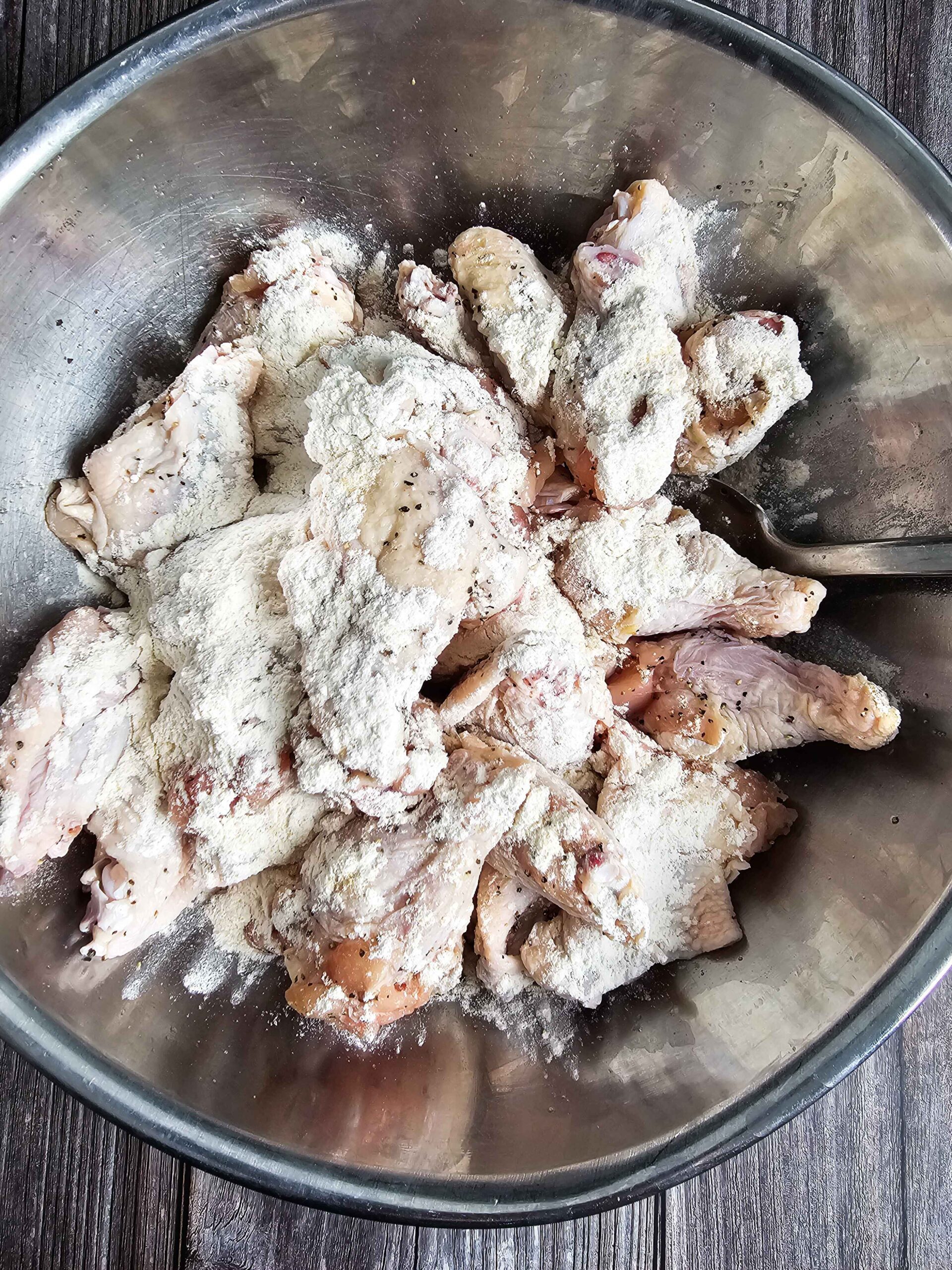 COAT THE WINGS IN THE FLOUR GARLIC POWDER, ONION POWDER AND FLOUR MISTURE.