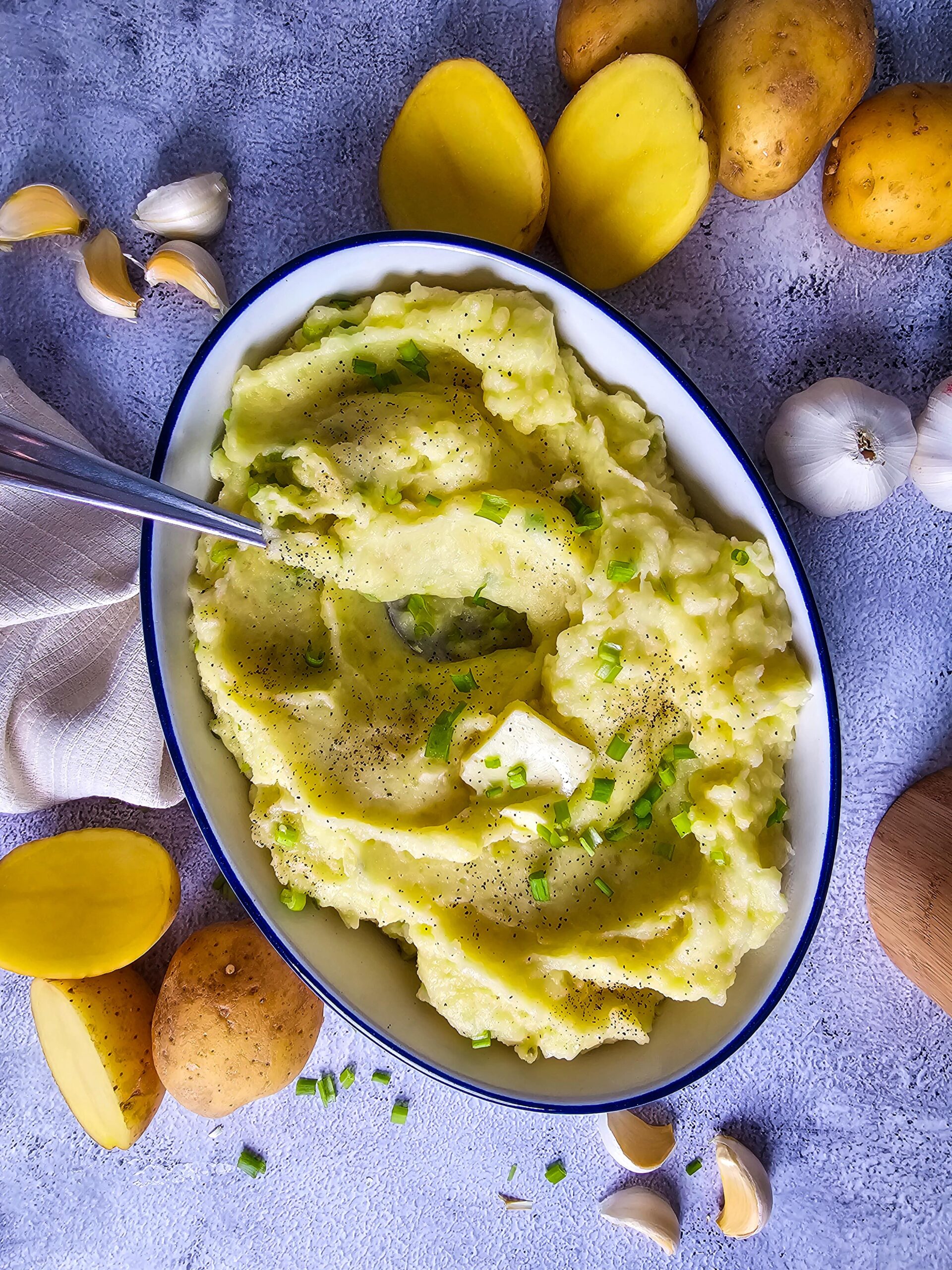 garnish and serve the creamy garlic mashed potatoes