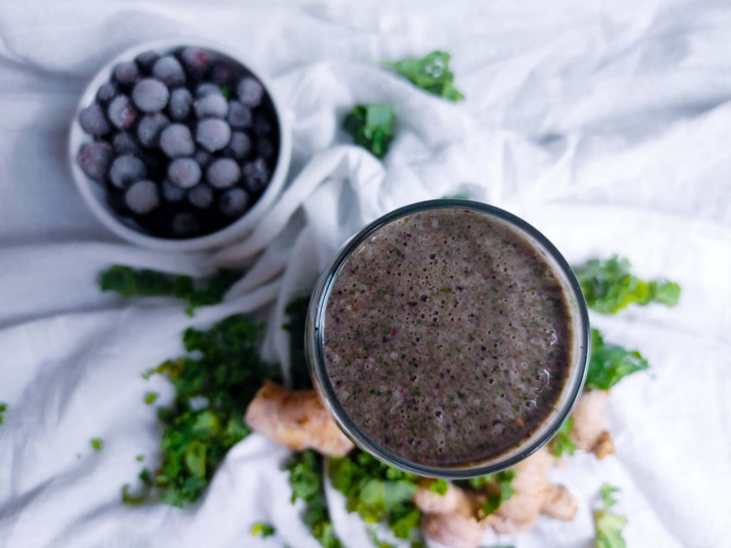 OVERHEAD SHOT OF THE KALE BLUEBERRY DETOX SMOOTHIE