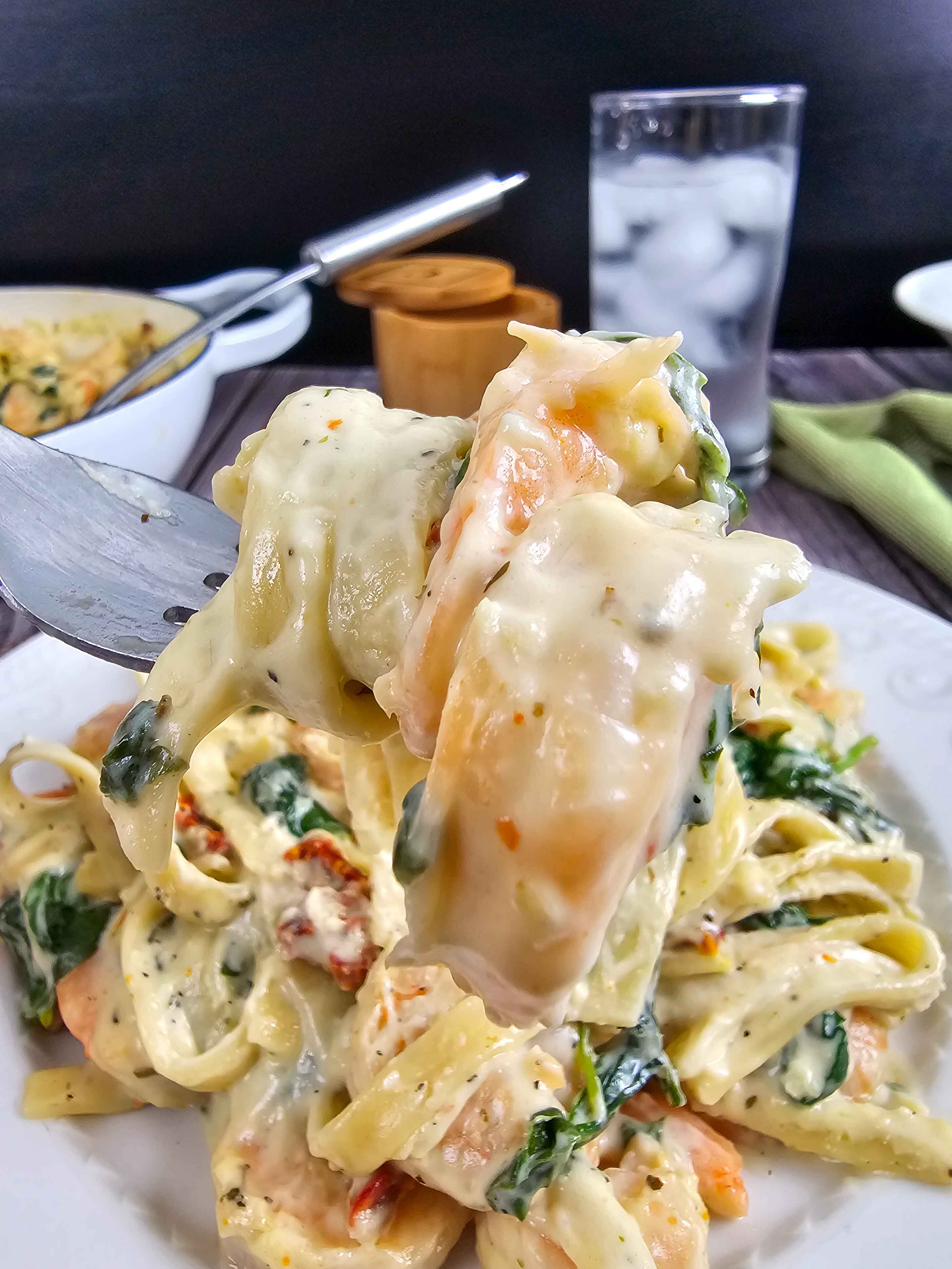 SHRIMP PASTA ON A FORK UP CLOSE PHOTO