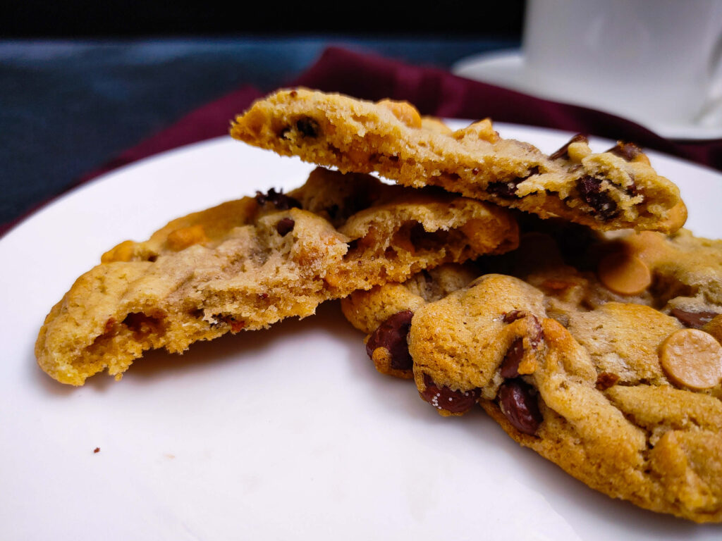 COOKIES ON A PLATE BROKEN IN HLF TO SEE THE TEXTURE