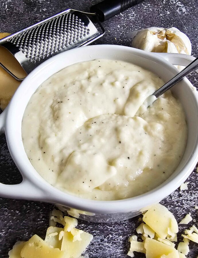 Easy Homemade Garlic White Pizza Sauce