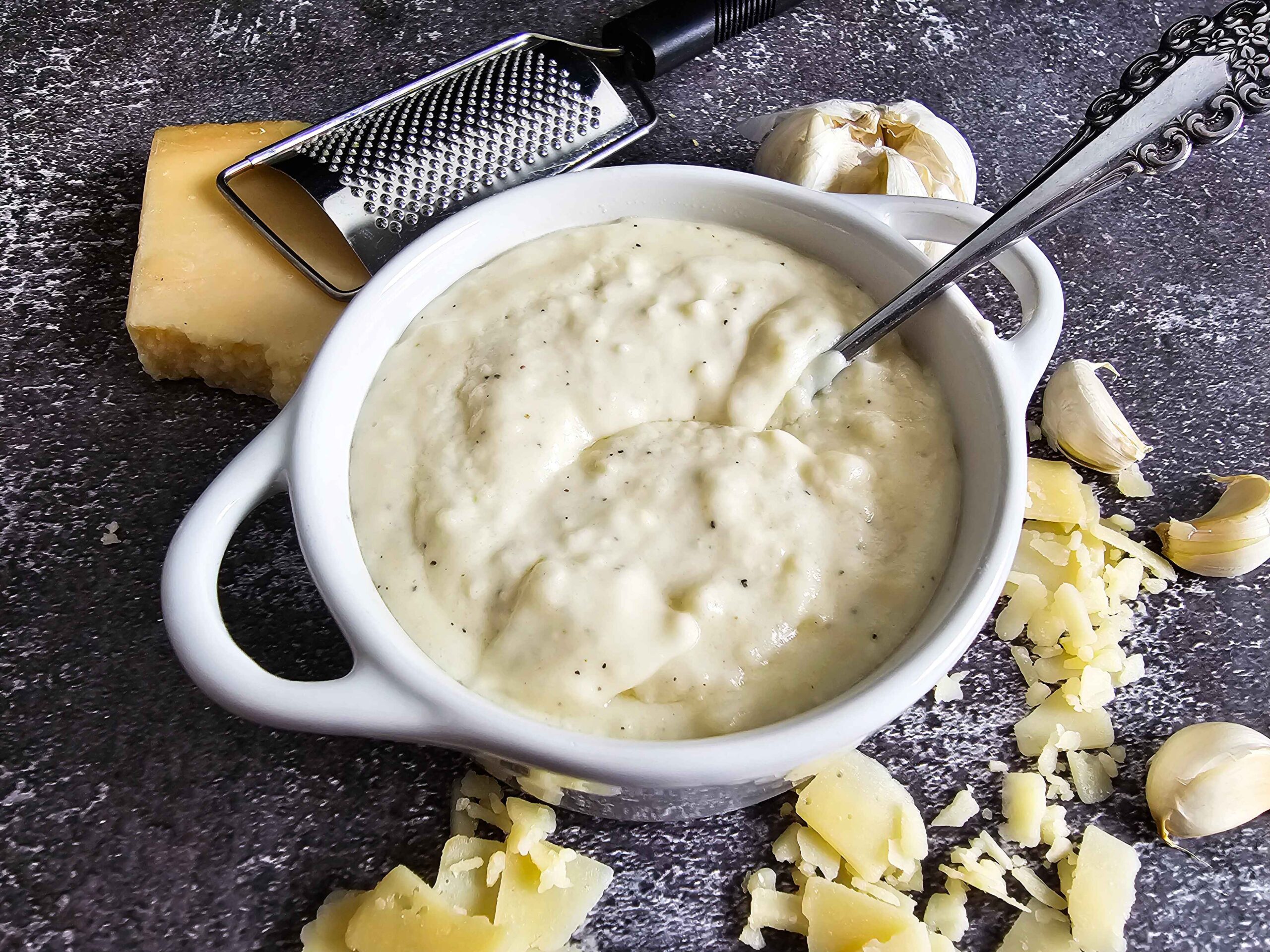 Easy Homemade Garlic White Pizza Sauce