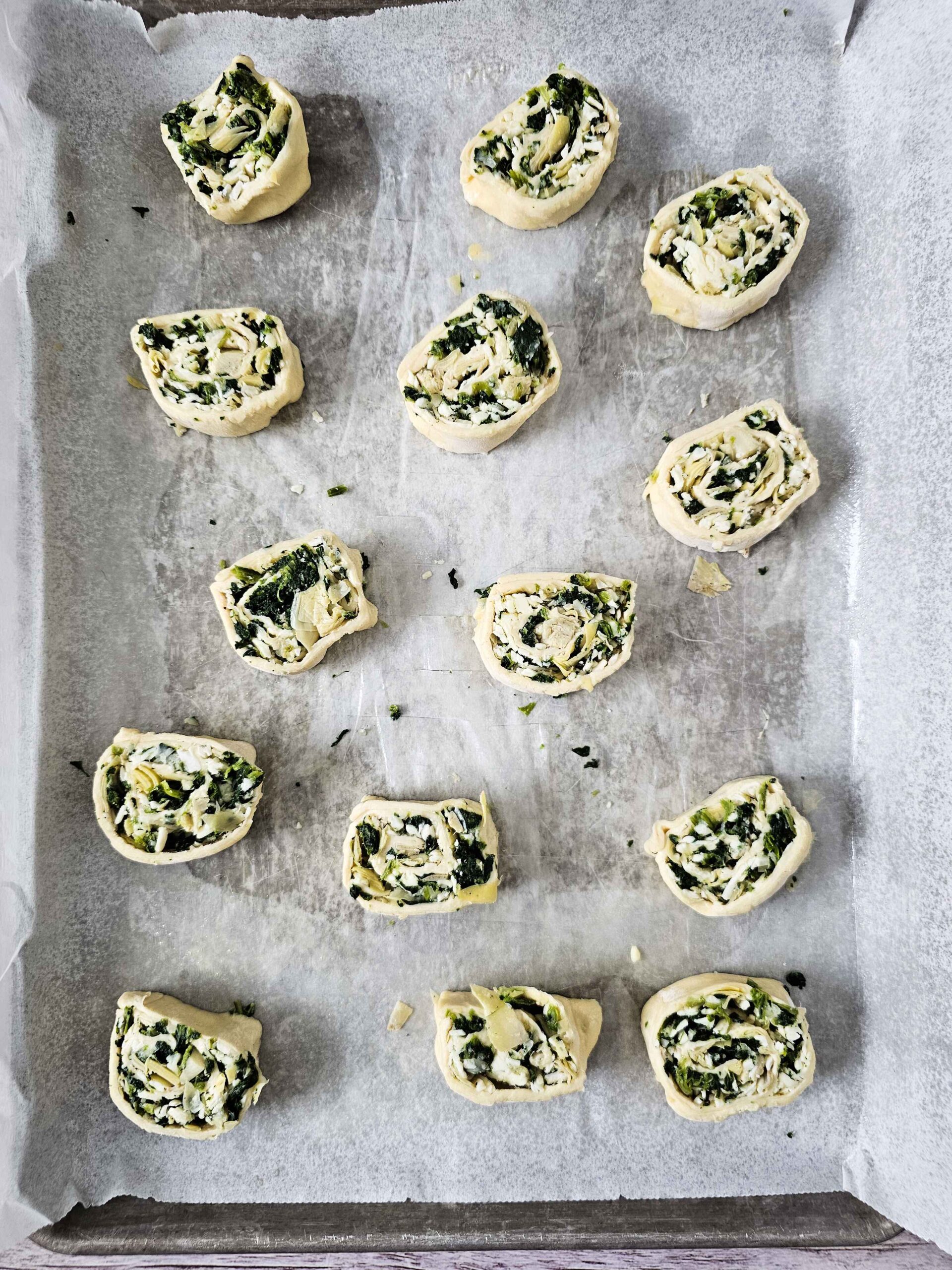 SLICE THE PASTRY DOUGH INTO SLICES