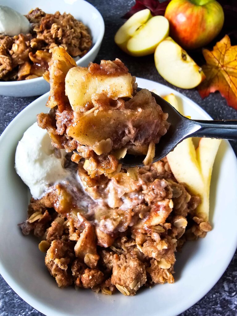 APPLE CRISP ON THE A SPOON UP CLOSE TO SEE THE TEXTURE