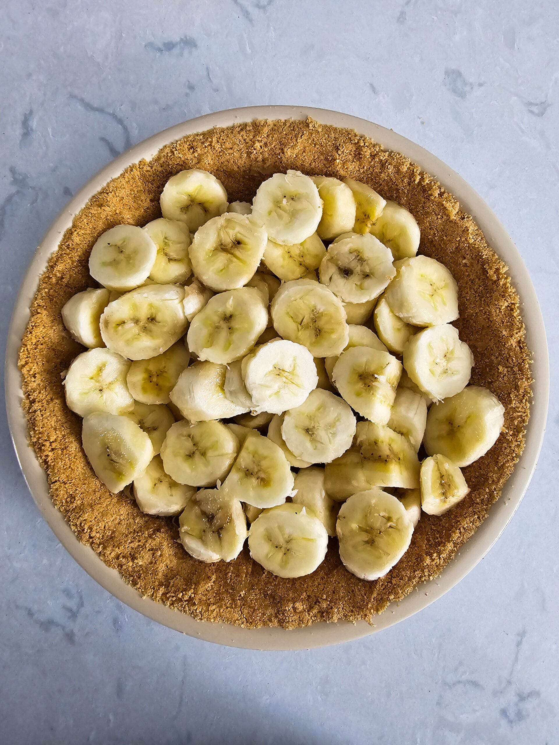 ASSEMBLE THE PIE LAYERING THE CUSTARD AND BANANAS