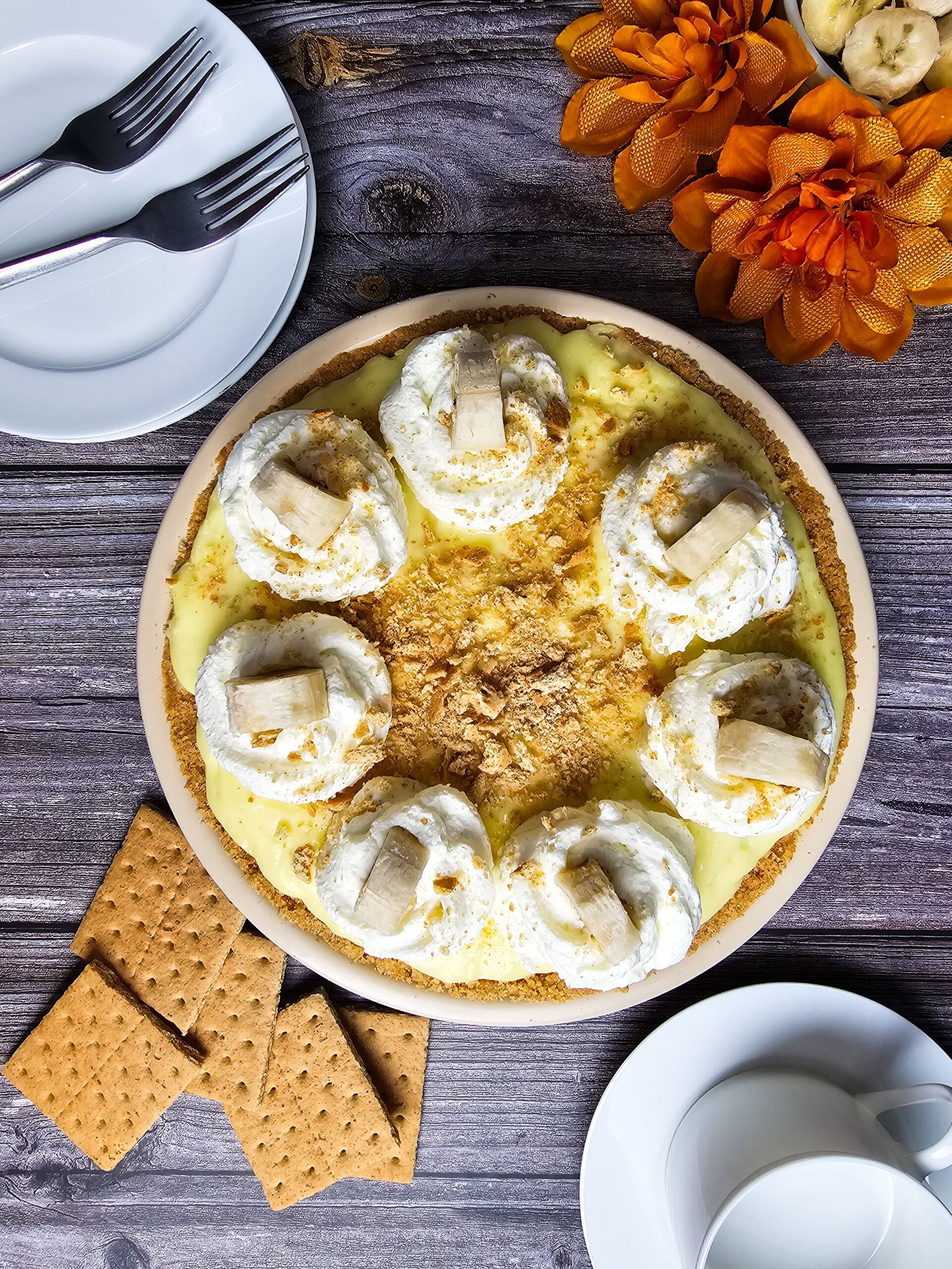 DECORATE THE BANANA PIE WITH THE WHIPPED CREAM