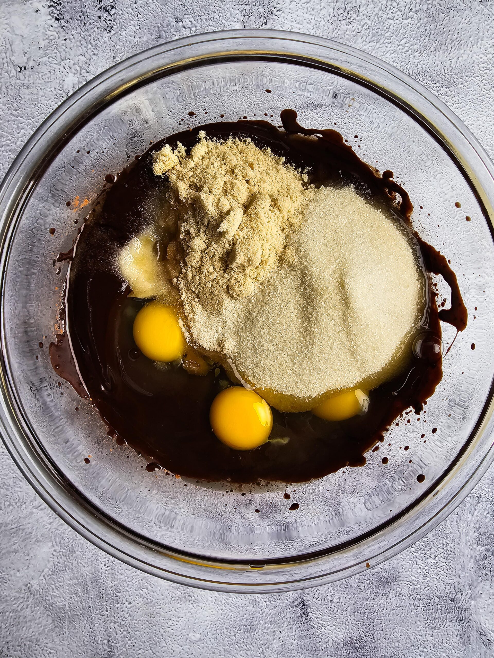 GLASS BOWL TO CREAM THE BUTTER AND THE SUGAR