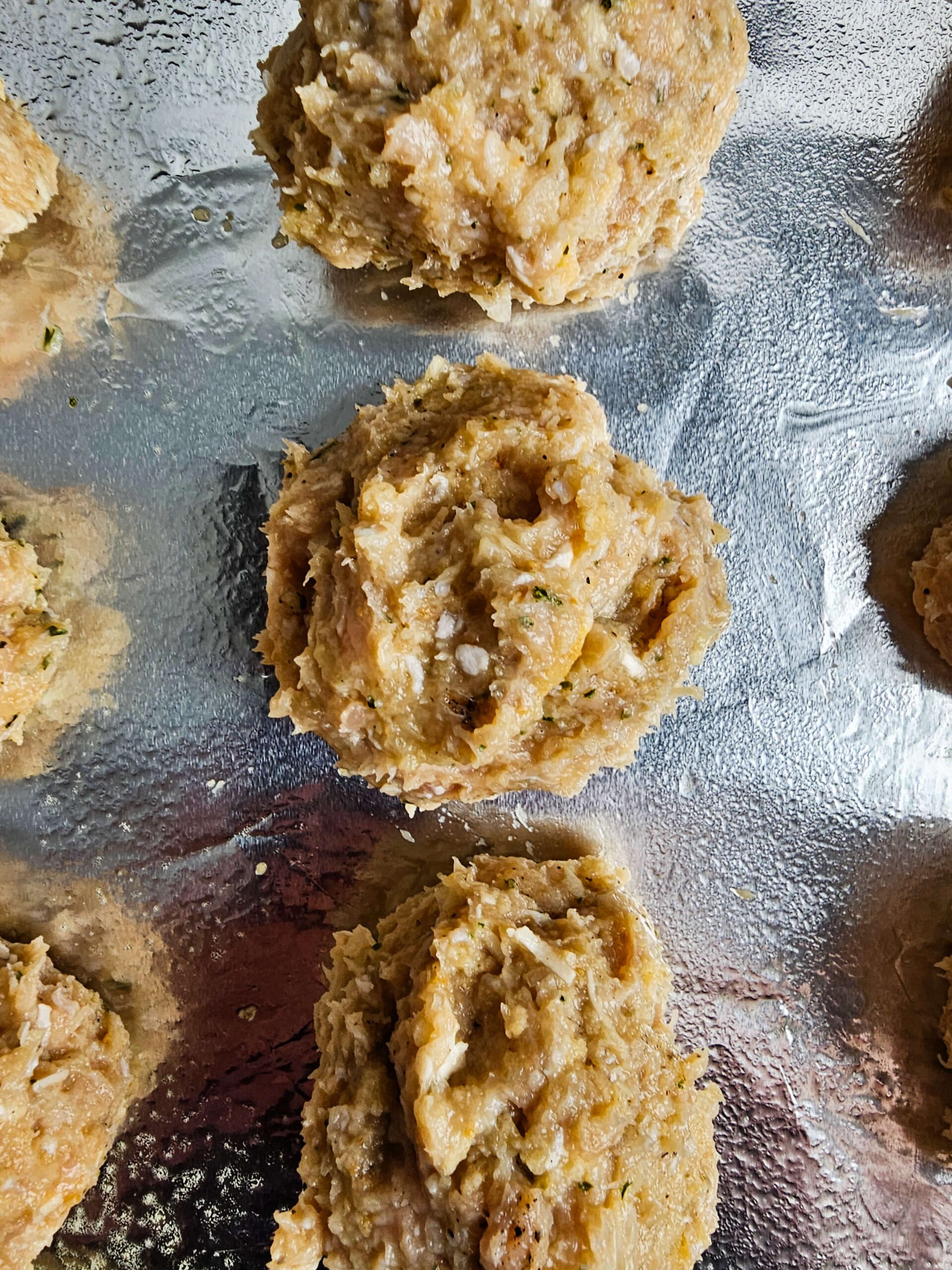 MAKE THE MEATBALLS COMBINE ALL IN INGREDIENTS AND MAKE THE LITTLE BALLS